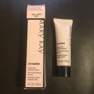 Mary Kay Liquid Foundation - Ivory 6
